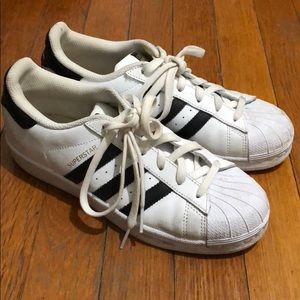 ADIDAS SUPERSTAR SIZE 5 BUT FITS LIKE A 7.5/8